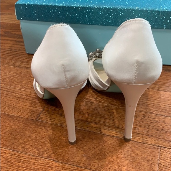 Betsy Johnson White Satin Open Toe Heel size 7 - Picture 6 of 8